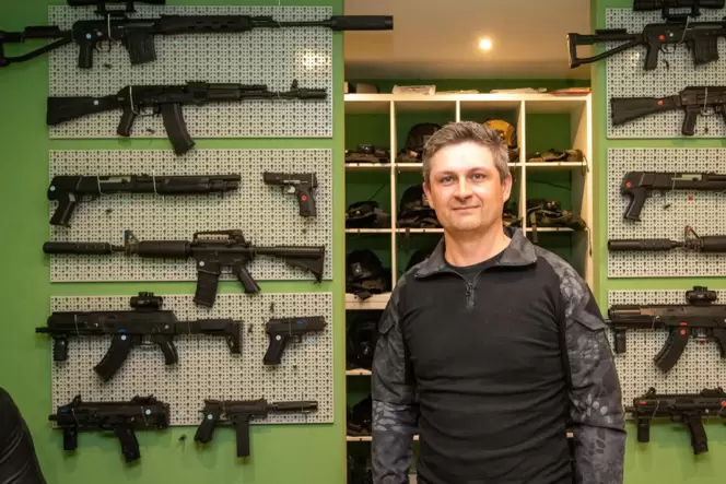 Johann Stumpf vor seinem Waffenarsenal für das Lasertag-Spiel im Freien. Johann Stumpf vor seinem Waffenarsenal für das Lasertag-Spiel im Freien.