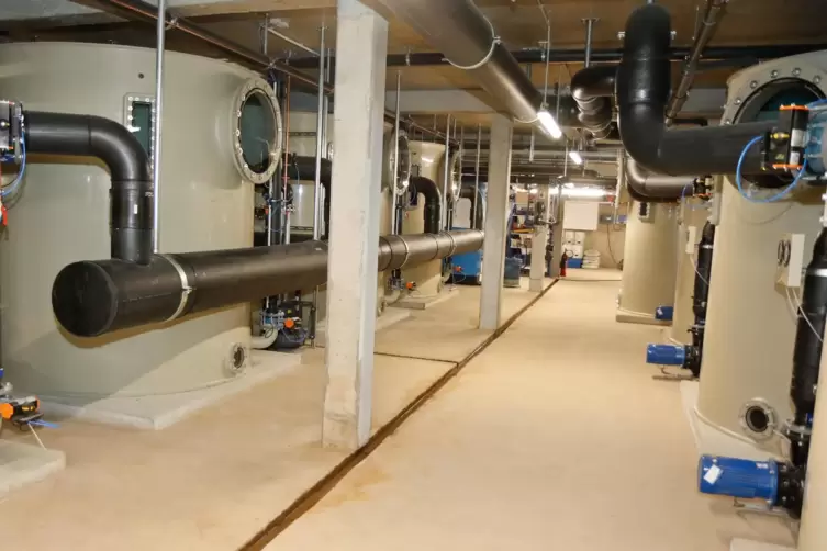 Im Keller befinden sich acht dieser riesigen Wasserfilter.