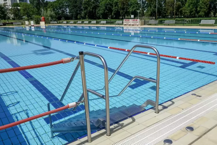 Schwimmen im Kreisverkehr und nach Tempo geordnet: das Zwei-Meter-Becken.