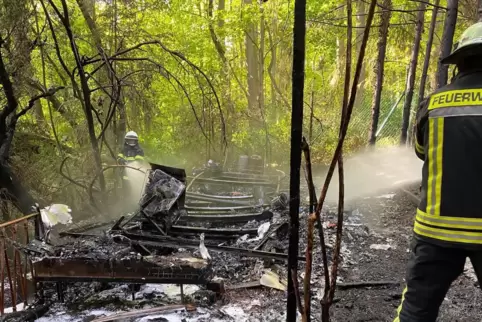 Von dem Gartenhaus in der Gersbergerhofstraße blieb nach dem Brand am Mittwochabend nichts mehr übrig. 