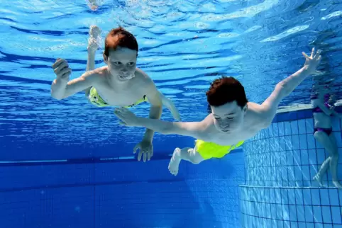 Schweben zuerst vom Sprungbrett und dann unter Wasser: Die Wachenheimer Jungs Marius und Oskar beim Badespaß im Salinarium.