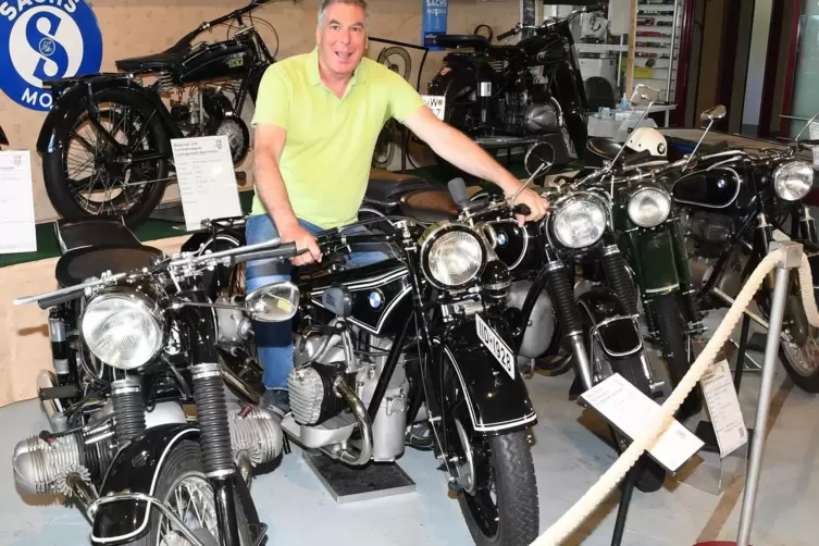  Peter Bohn mit einigen Motorrädern aus seiner Sammlung