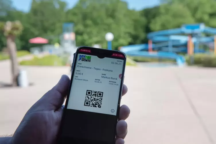 Online-Ticket auf dem Smartphone. Der QR-Code wird am Eingang gescannt. Fertig. Ab ins Wasser. 