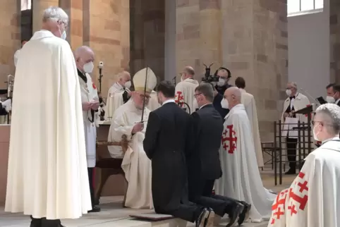 Mit einem Ritterschlag hat Reinhard Kardinal Marx am Samstag im Speyerer Dom 13 Männer in den Ritterorden aufgenommen. 
