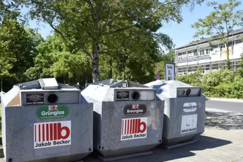 Den Standort der Altglascontainer an der Grünanlage und Grundschule finden Anwohner nicht ideal.