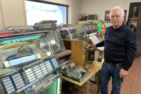 Rolf Hagemann in seiner Werkstatt inmitten seiner Automatensammlung.