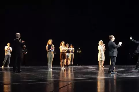 Die verschobene Premiere des Tanzabends „Human, 8 words": Die Akteure erhalten Dank und Applaus von einem Teil des Regieteams, d