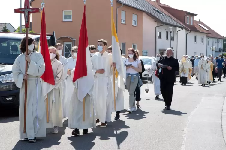 Mit Masken und bei Sonnenschein feierten die Schifferstadter Gläubigen ihren Feiertag mit einer Prozession. 