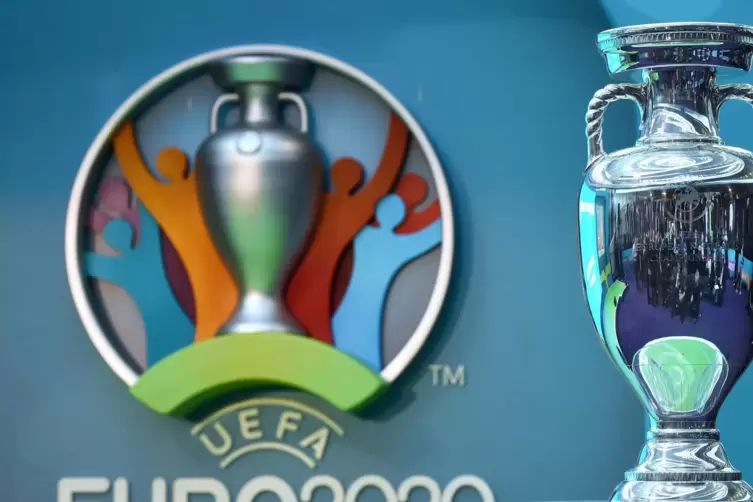 Diesen Pokal wollen alle Teams haben. Wer tippt bei der Fußball-Europameister auf die richtigen Sieger?