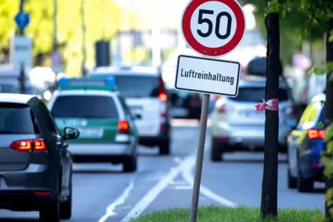 Vor allem Großstädte mit ihrem Straßenverkehr, hier München, sind durch Stickstoffdioxid belastet.