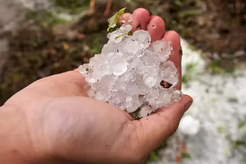 Hagel mit bis zu zwei Zentimeter großen Körnern ist lokal möglich. 