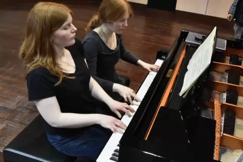 Die Zwillingsschwestern Clara und Marie Becker (vorn) beim Einspielen des Videofilms. 