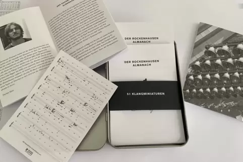 Die Box mit ihrem Inhalt, den Partituren zu Daniele Ghisis „Rockenhausen Almanach“ sowie einem Faltblatt mit vielen Informatione
