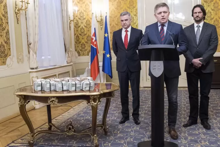 Ex-Premier Robert Fico (Mitte) im Jahr 2018: Damals warf der Mord am Journalisten Kuciak ein Schlaglicht auf den Einfluss der Ma