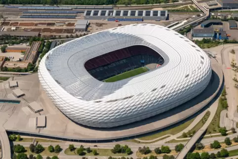 Hier passen 75.000 rein, zur EM sind nun 14.000 erlaubt: die Allianz-Arena in München.