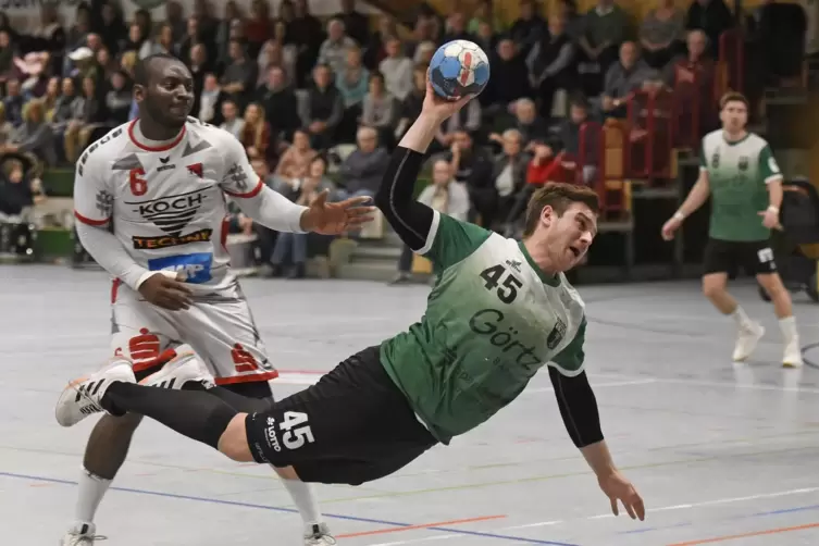 So kennen die Fans den TVH: Ein Spiel vor vollen Zuschauerr&auml;ngen. Dazu packende Szenen wie hier Fabian Medlers Tor gegen Pforzhe
