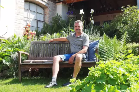 Stephan Landwehr vor seinem selbst gemauerten Steinbogen aus Ziegelsteinen der ehemaligen Parkbrauerei Zweibrücken. 
