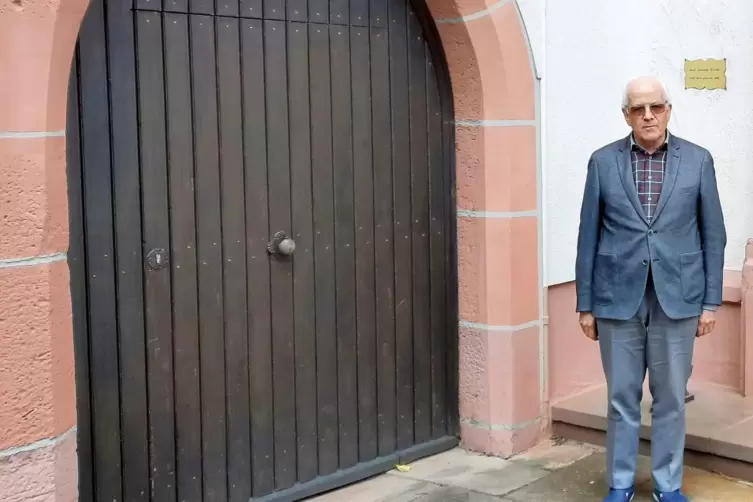 Friedrich Kuntz vor dem Portal der Paul-Gerhardt-Kirche in Rheingönheim. 
