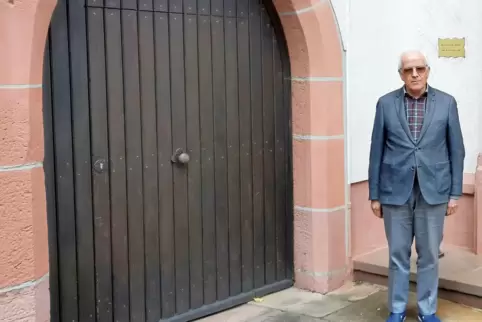 Friedrich Kuntz vor dem Portal der Paul-Gerhardt-Kirche in Rheingönheim. 
