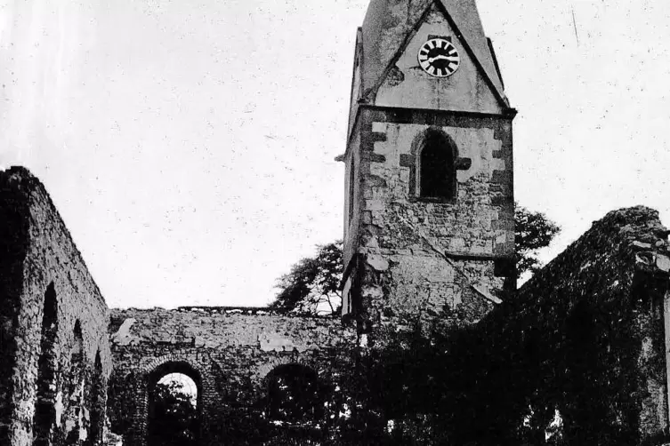 Ausgebombt: Nur der Kirchturm blieb stehen.