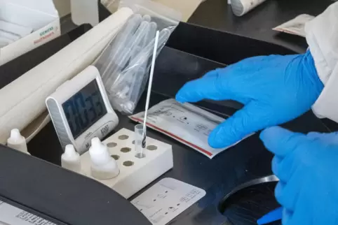 17.050 Schnelltests sind seit Start der Testungen in den elf kommunalen Zentren gemacht worden. 153 waren positiv. 