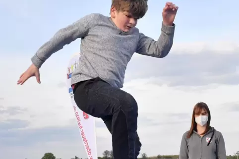 Bei den Abenteuer- und Inklusionstagen der TuS Lachen-Speyerdorf können Menschen mit und ohne Handicap auf dem Trampolin springe