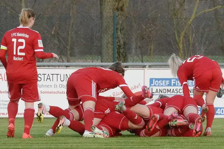 Der 1. FFC Niederkirchen ist mehr als nur ein Verein f&uuml;r Frauenfu&szlig;ball (hier im M&auml;rz freuen sich die Niederkirchenerinnen &uuml;ber d