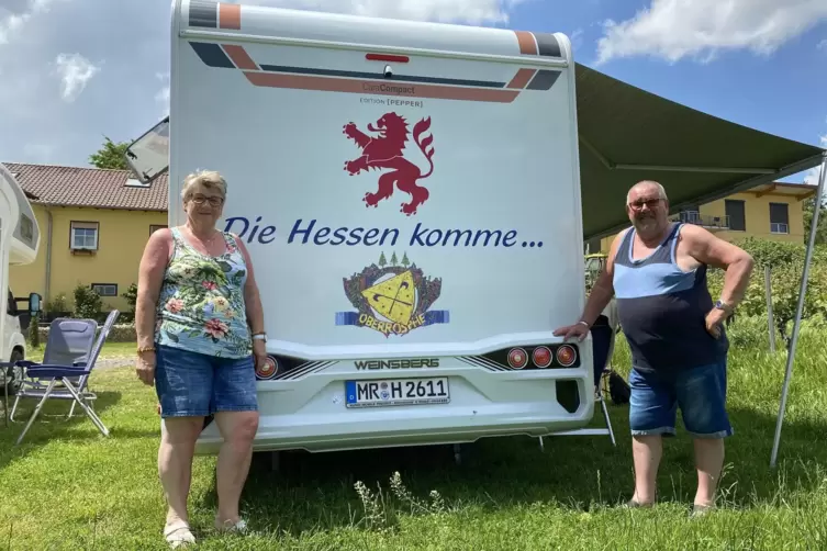 Erbarmen, die Hesse komme: Marga und Heinrich Hardwiger aus dem Marburger Land machen in Bockenheim Urlaub mit dem Wohnmobil.