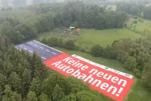 Bei Rastede in Niedersachsen ist ein Banner mit der Aufschrift „Keine neuen Autobahnen!“ zu sehen. 
