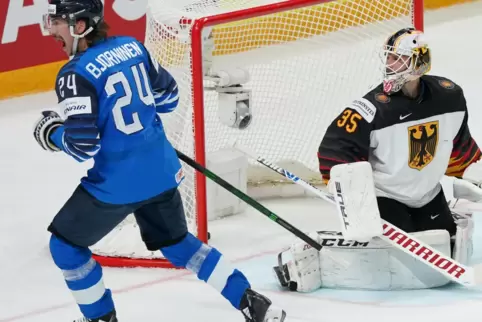 Finnlands Hannes Bjorninen (links) schießt das 2:0, Deutschlands Tormann Mathias Niederberger kann den Puck nicht halten.