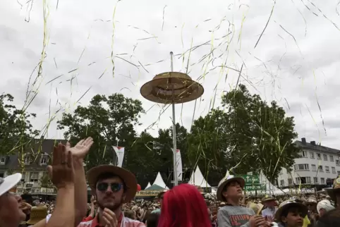 Einen knallvollen Rathausplatz beim Strohhutfest: Das gab es zuletzt im Mai 2019.