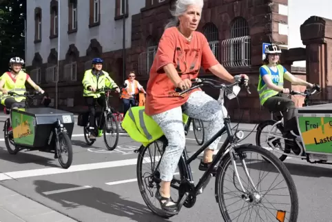 30 Radfahrer waren bei der Demo am Freitagabend mit dabei. Hier befindet sich das Teilnehmerfeld an der Ampel Konrad-Adenauer-St