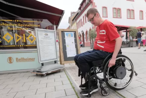 Auch das „Jägerbächle“ in der Fußgängerzone ist ein Hindernis für Rollstuhlfahrer wie Christian Guckert, stellvertretender Vorsi