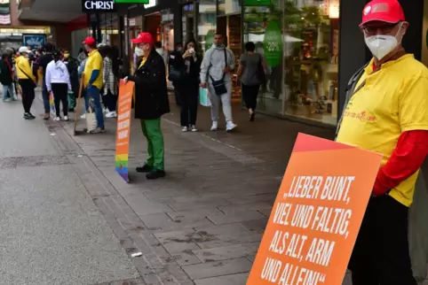 Aktivisten präsentieren in der Saarbrücker Innenstadt Plakate mit ihren Botschaften.