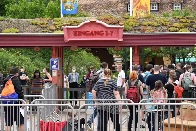 Mit Bollerwagen und Rucks&auml;cken ger&uuml;stet: Besucher am Eingang.