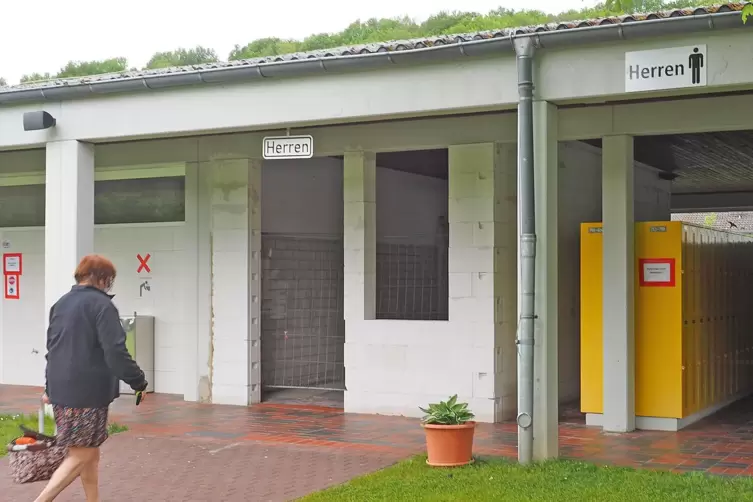 Dort, wo vorher Spinde standen, wird gerade ein neuer Sanit&auml;tsraum gebaut.