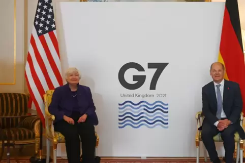 Janet Yellen, Finanzministerin der USA, und ihr deutscher Amtskollege Olaf Scholz (SPD), bei einem Auftaktfoto der Londoner Konf