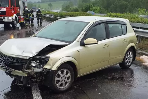 Das Unfallfahrzeug musste abgeschleppt werden.