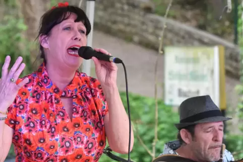 Julie André und Laurent Leroi verbreiten mit musikalischen Postkartengrüßen Urlaubsstimmung.
