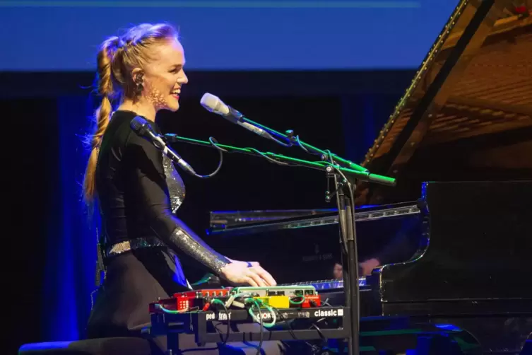 Die estnische Sängerin und Pianistin Kadri Vorrand entpuppte sich als Energiebündel.
