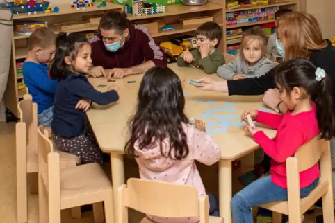 Sozialarbeiter Marko Burkhart (hinten) beschäftigt sich im Nardini-Kindergarten mit den Vorschulkindern, Leiterin Simone Guth (r