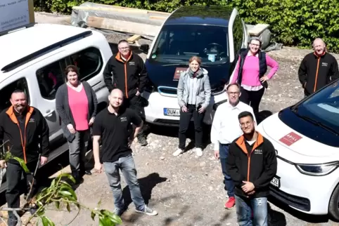 Das Brill-Team vor der neuen Lagerhalle. 