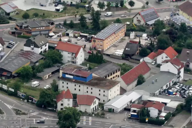 Situation heute: hinter dem Wartturm (vorne links) vorwiegend ältere Gewerbebebauung. Situation heute: hinter dem Wartturm (vorne links) vorwiegend ältere Gewerbebebauung.