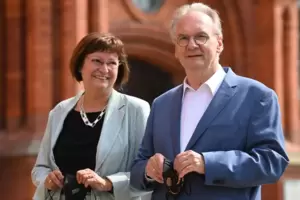 Aus gutem Grund zuversichtlich: Ministerpräsident Reiner Haseloff mit seiner Frau Gabriele am Sonntag auf dem Weg zum Wahllokal. Aus gutem Grund zuversichtlich: Ministerpräsident Reiner Haseloff mit seiner Frau Gabriele am Sonntag auf dem Weg zum Wahllokal.