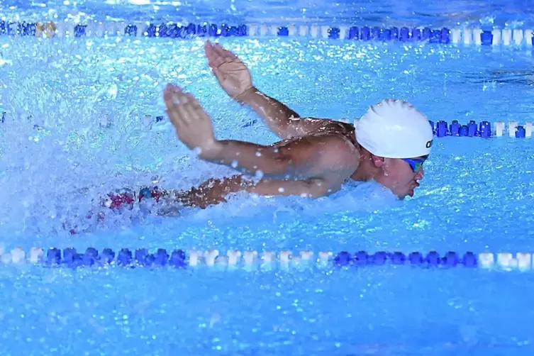 Michael Raje schafft beim ersten richtigen Saisonwettkampf in Ettelbruck über 50 Meter drei neue Bestzeiten in drei Schwimmarten