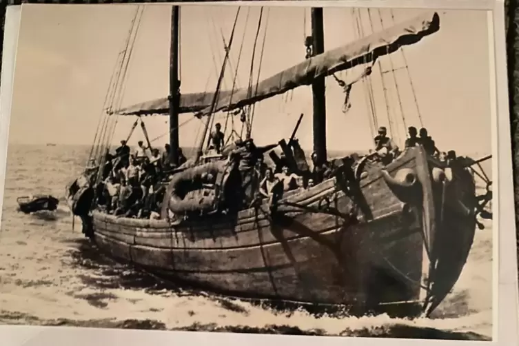 Dieses Foto zeigt laut Torsten Szielasko Deutsche Soldaten 1941 in einem griechischen Segelboot. Vom Hafen in Piräus aus sollten