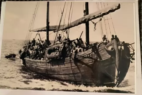 Dieses Foto zeigt laut Torsten Szielasko Deutsche Soldaten 1941 in einem griechischen Segelboot. Vom Hafen in Piräus aus sollten