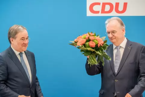 Blumen für den Sieger: Sachsen-Anhalts Ministerpräsident Reiner Haseloff (rechts) und CDU-Chef Armin Laschet am Montag in der Be
