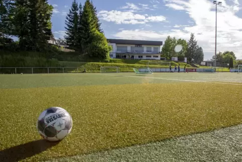  Der Kunstrasenplatz des SV Ixheim ist in die Jahre gekommen und wurde schon teilweise geflickt. Er soll, wie die Tartanbahn, er
