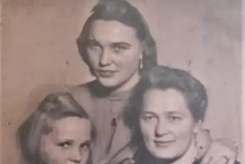 Gerda Schmitz (links) 1940 mit Mutter und Schwester. 